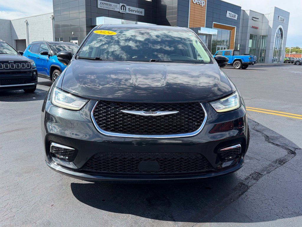 Used 2024 Chrysler Pacifica Touring-L FWD image 2