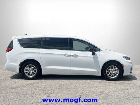 Used 2024 Chrysler Pacifica Touring-L FWD image 25