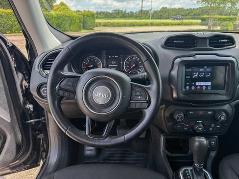 Used 2018 Jeep Renegade Altitude FWD image 17
