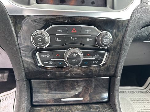 Used 2018 Chrysler 300 Limited w/ Safetytec Plus Group image 18