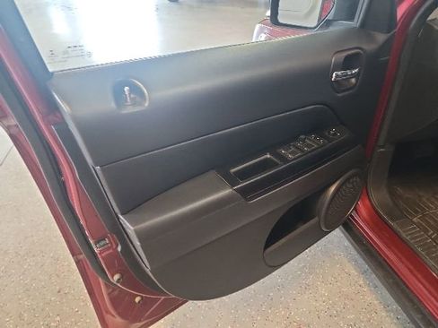 Used 2017 Jeep Patriot Latitude AWD/4WD image 9