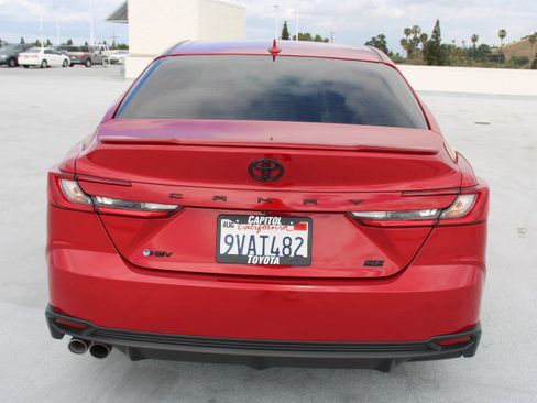 Used 2025 Toyota Camry SE image 4