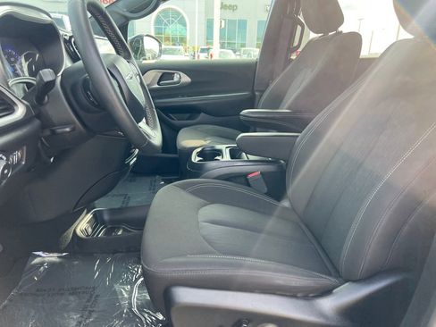 Used 2024 Chrysler Pacifica Touring FWD image 21