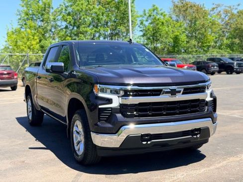 Used 2024 Chevrolet Silverado 1500 LT w/ Convenience Package II AWD/4WD image 3