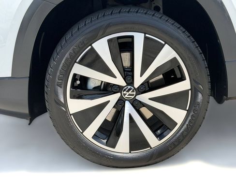 Certified 2023 Volkswagen Taos SE w/ Panoramic Sunroof Package FWD image 11