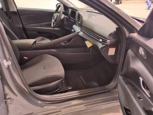 Used 2025 Hyundai Elantra Blue image 11