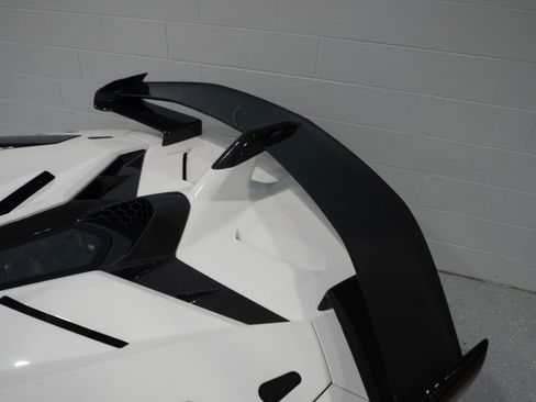 Used 2020 Lamborghini Aventador SVJ AWD/4WD image 31