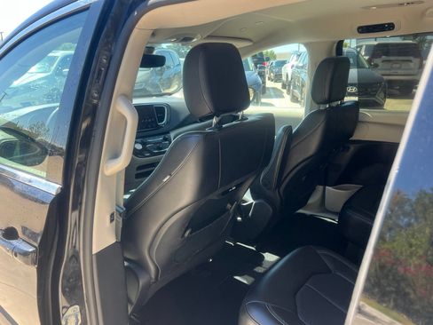 Used 2023 Chrysler Pacifica Touring-L FWD image 17