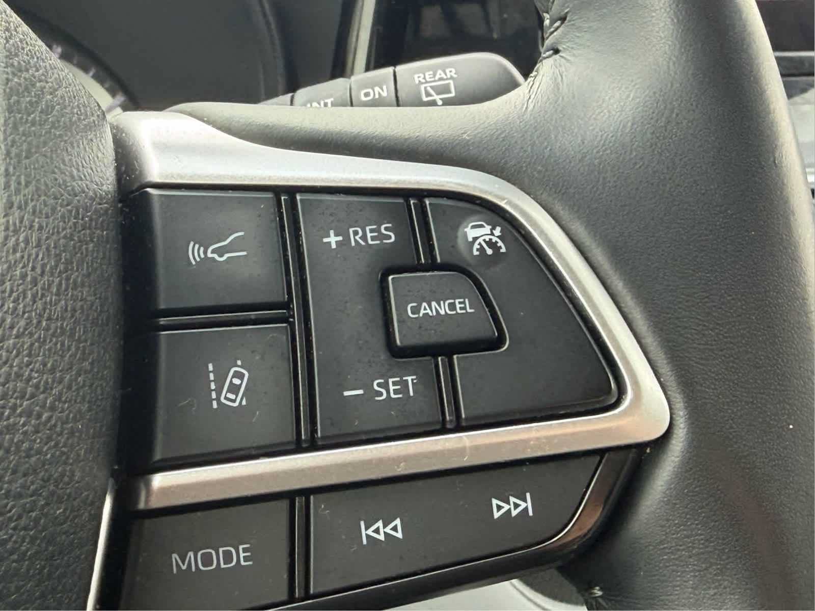 Used 2024 Toyota Highlander LE AWD/4WD image 10