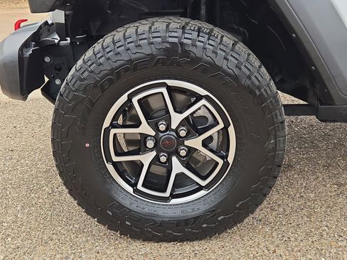 Used 2024 Jeep Gladiator Rubicon w/ Technology Group image 11