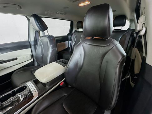 Certified 2024 Kia Carnival LX image 20