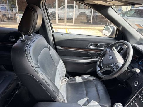Used 2018 Ford Explorer Limited w/ Ford Safe & Smart Package FWD image 11