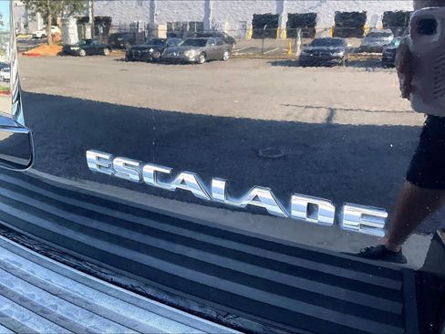 Used 2013 Cadillac Escalade Luxury RWD image 9