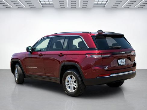 Used 2024 Jeep Grand Cherokee Laredo AWD/4WD image 8
