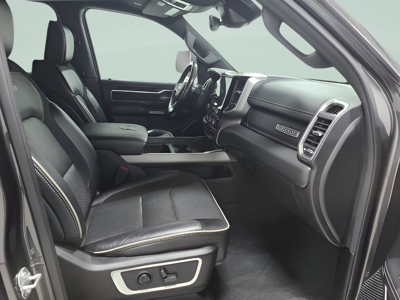 Used 2021 RAM 1500 Laramie w/ Sport Appearance Package AWD/4WD image 14