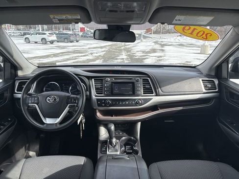 Used 2019 Toyota Highlander LE image 23