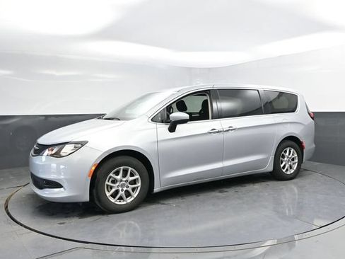 Used 2023 Chrysler Voyager LX FWD image 7