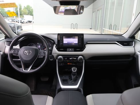 Used 2019 Toyota RAV4 XLE Premium FWD image 15