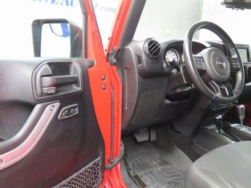 Used 2017 Jeep Wrangler Unlimited Sahara w/ Connectivity Group image 44