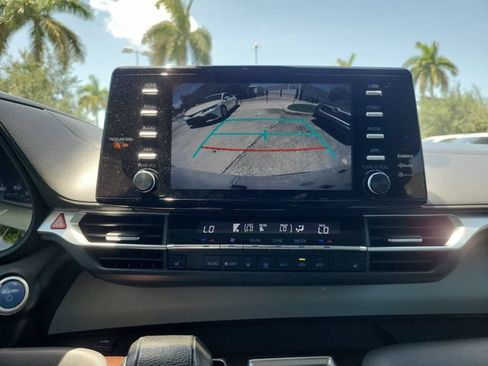 Used 2024 Toyota Sienna XLE FWD image 21