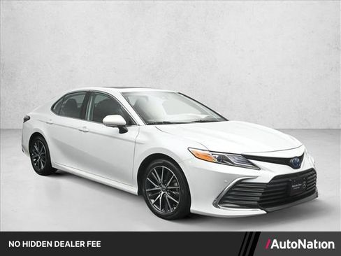 Used 2022 Toyota Camry XLE w/ Navigation Upgrade Package FWD image 1
