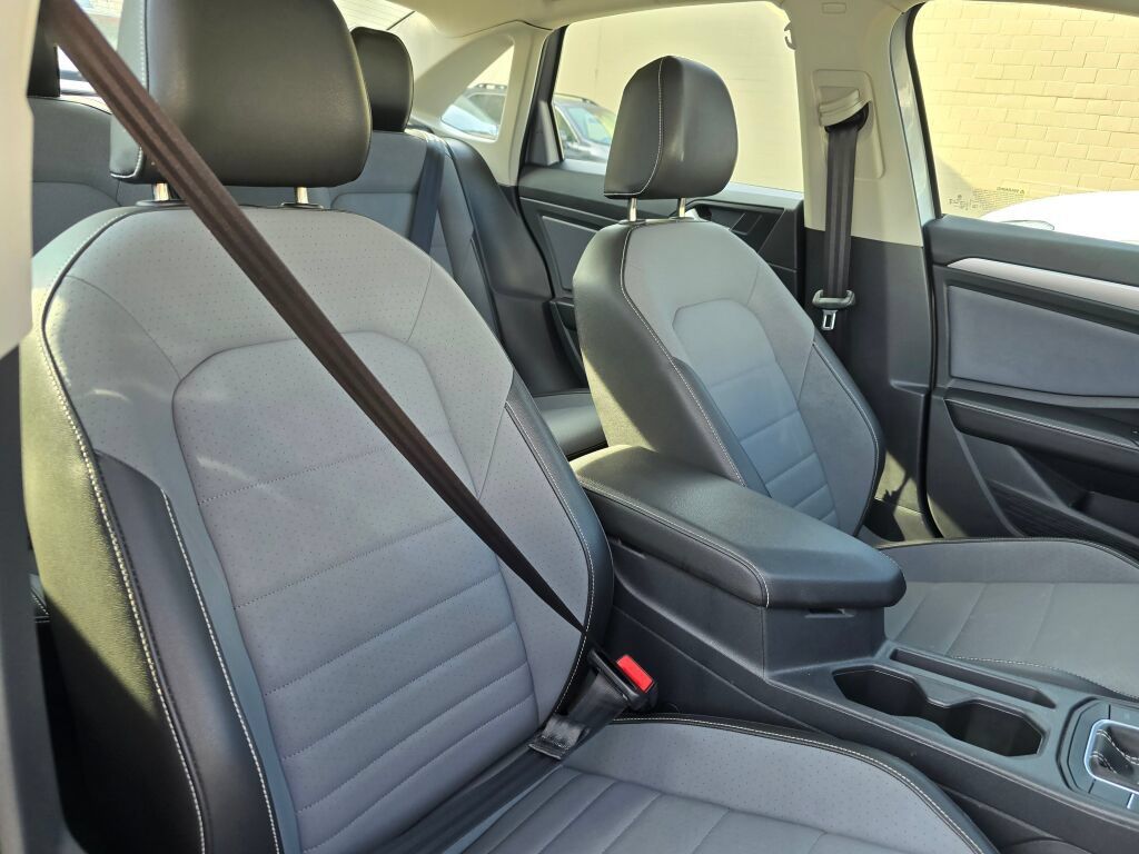 Used 2025 Volkswagen Jetta SE FWD image 9