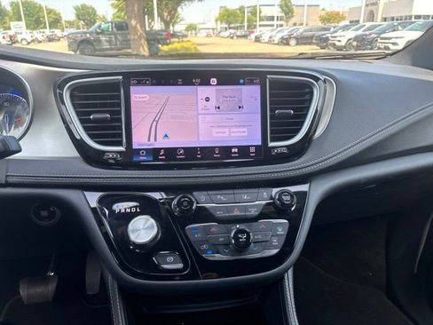 Used 2023 Chrysler Pacifica Limited w/ S Appearance Package AWD/4WD image 16