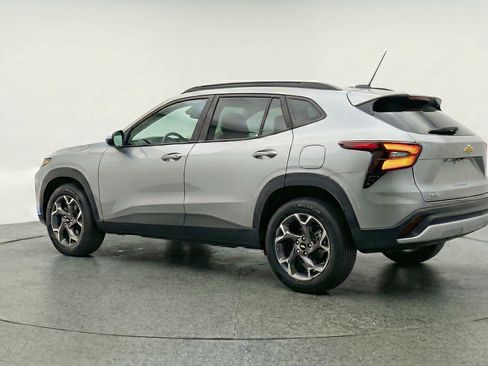 Used 2025 Chevrolet Trax LT w/ LT Convenience Package image 6