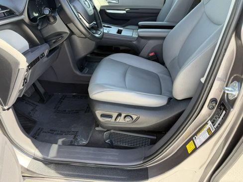 Certified 2022 Toyota Sienna XLE FWD image 11