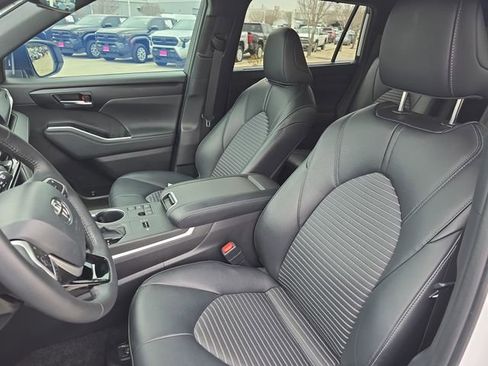 Used 2024 Toyota Highlander XSE image 16
