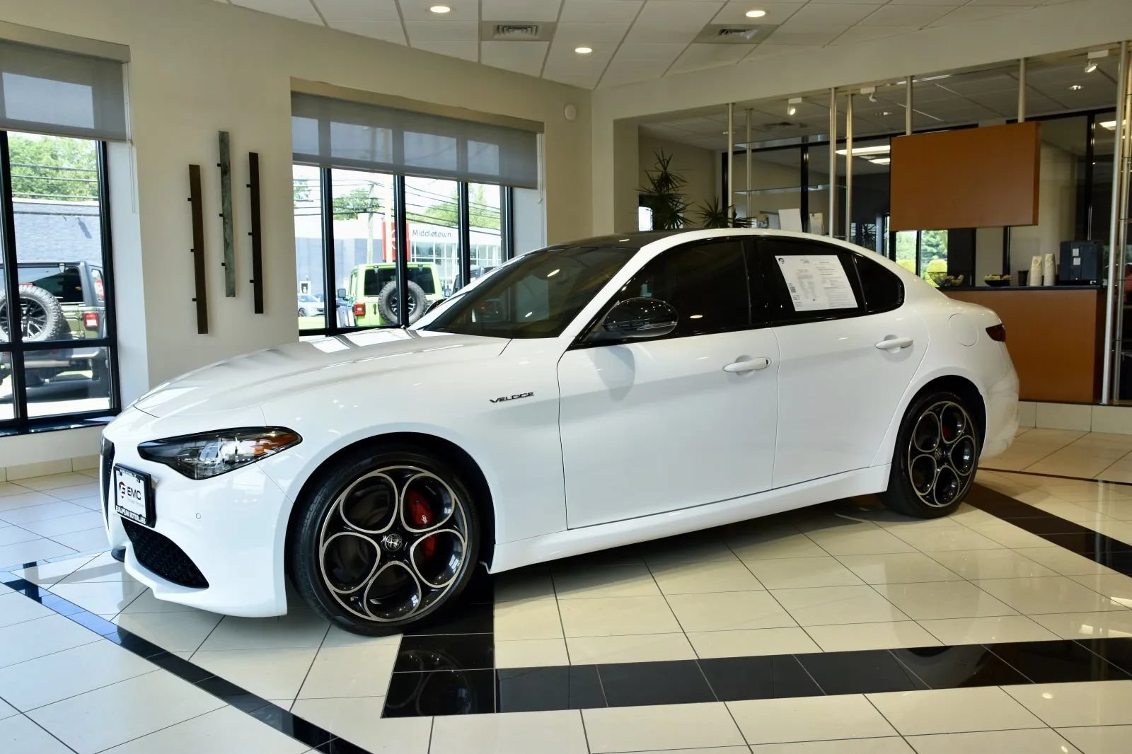 Used 2023 Alfa Romeo Giulia Veloce AWD/4WD image 3