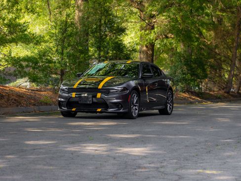 Used 2020 Dodge Charger R/T w/ Plus Group RWD image 43