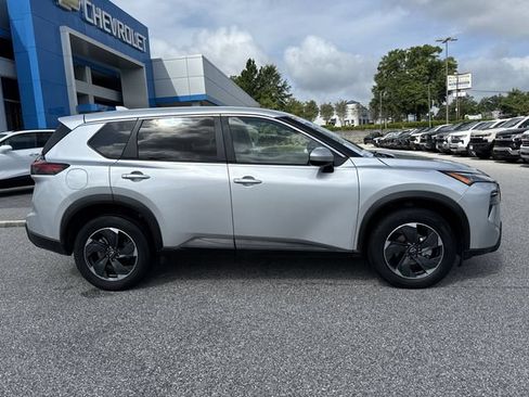 Used 2024 Nissan Rogue SV AWD/4WD image 2