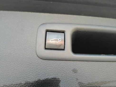 Used 2023 Toyota Highlander LE FWD image 28