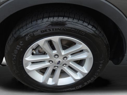 Used 2017 Ford Explorer XLT w/ Equipment Group 202A image 9