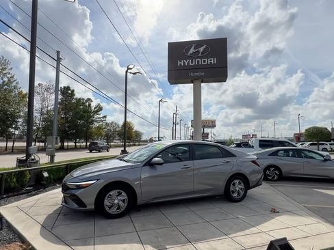 Certified 2025 Hyundai Elantra SE image 7