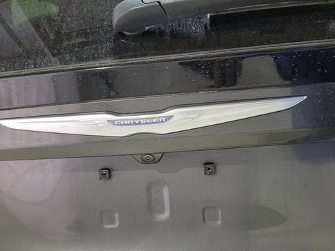 Used 2018 Chrysler Pacifica Touring-L image 61