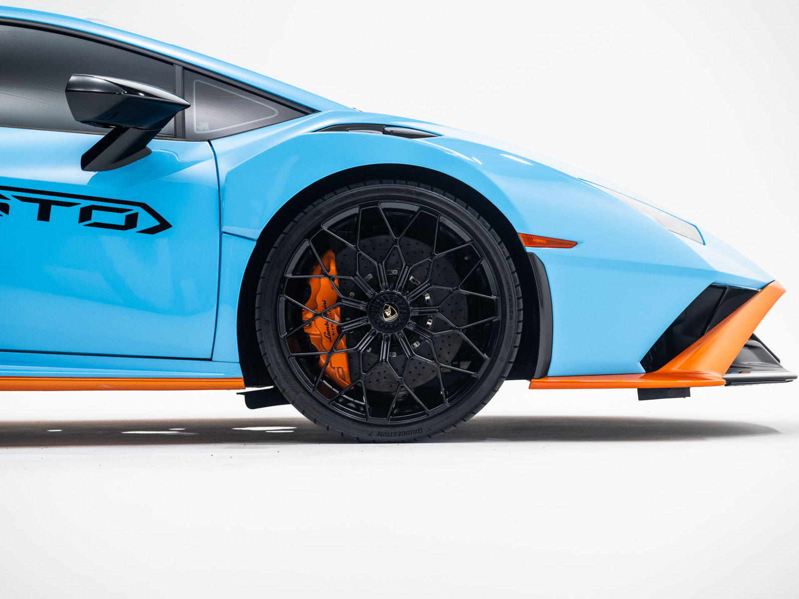 Used 2022 Lamborghini Huracan STO RWD image 13