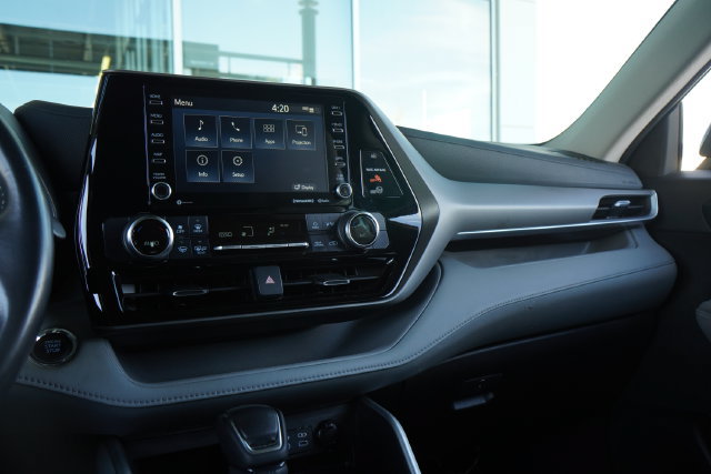 Used 2022 Toyota Highlander LE AWD/4WD image 18