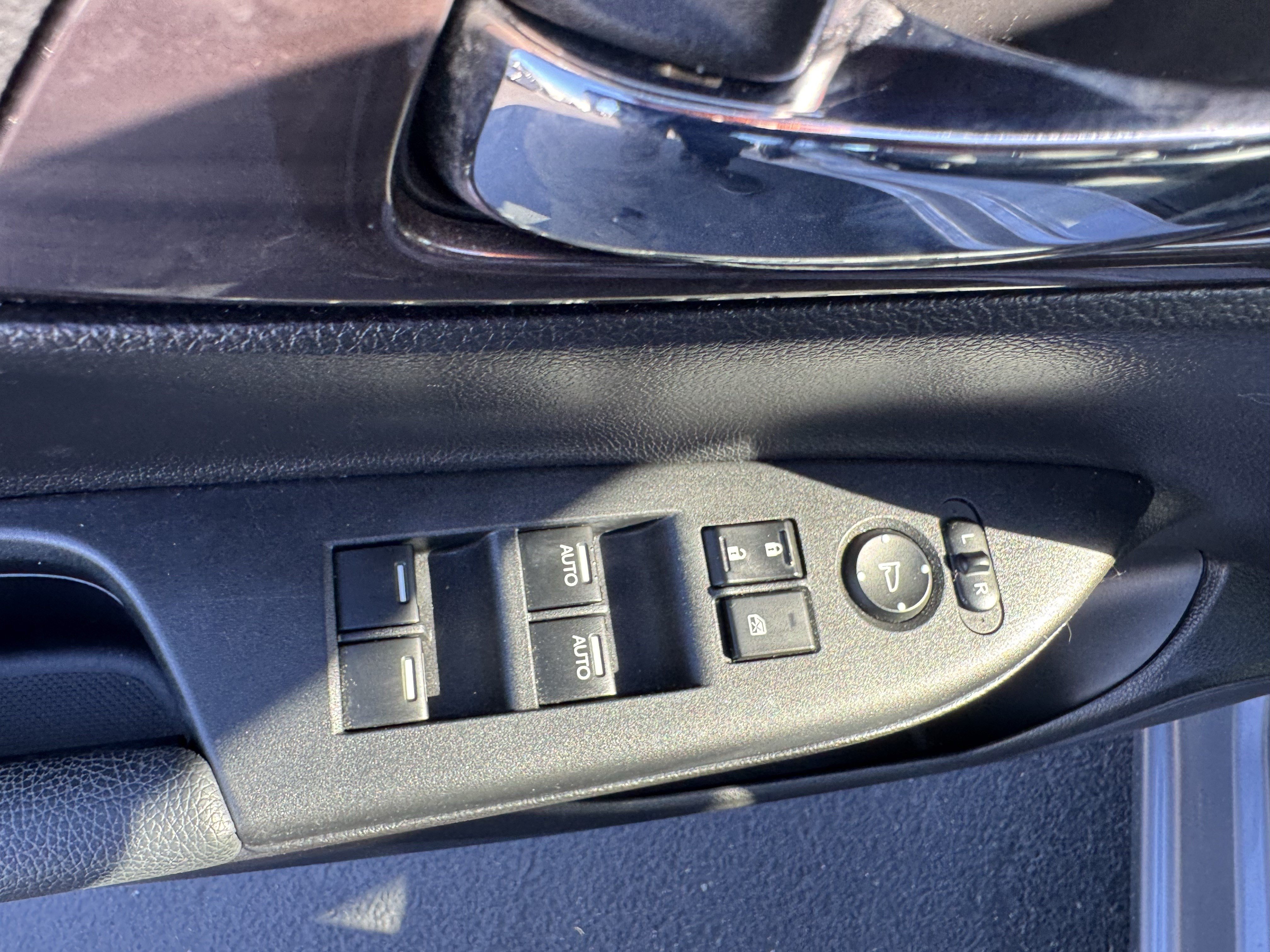 Used 2017 Honda Accord EX-L image 2