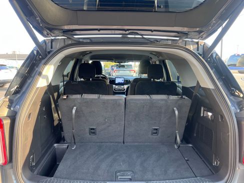 Used 2022 Ford Explorer XLT image 11