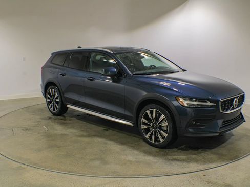 New 2026 Volvo V60 B5 Cross Country Ultra w/ Climate Package AWD/4WD image 7