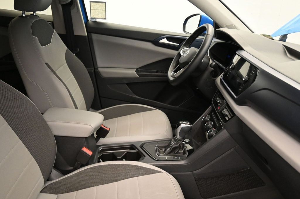 Used 2023 Volkswagen Taos SE w/ Panoramic Sunroof Package FWD image 32