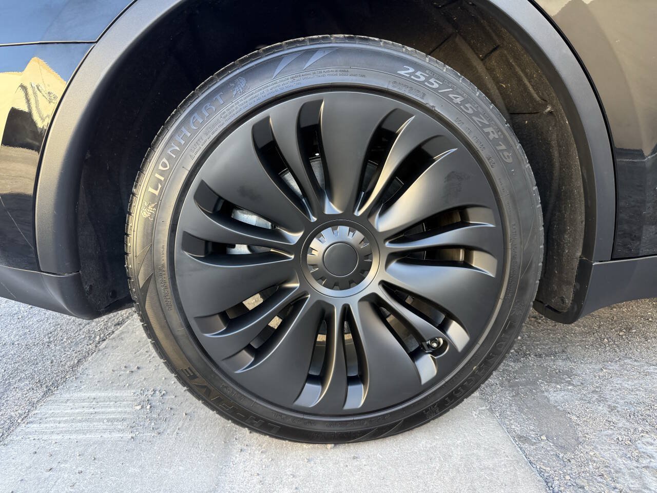 Used 2023 Tesla Model Y Long Range AWD/4WD image 32