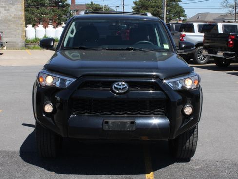 Used 2017 Toyota 4Runner SR5 Premium AWD/4WD image 2