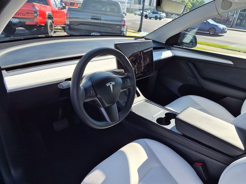 Used 2025 Tesla Model Y Long Range AWD/4WD image 16
