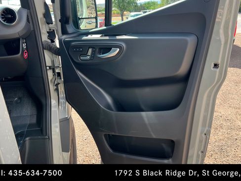 Used 2025 Mercedes-Benz Sprinter 2500 image 21