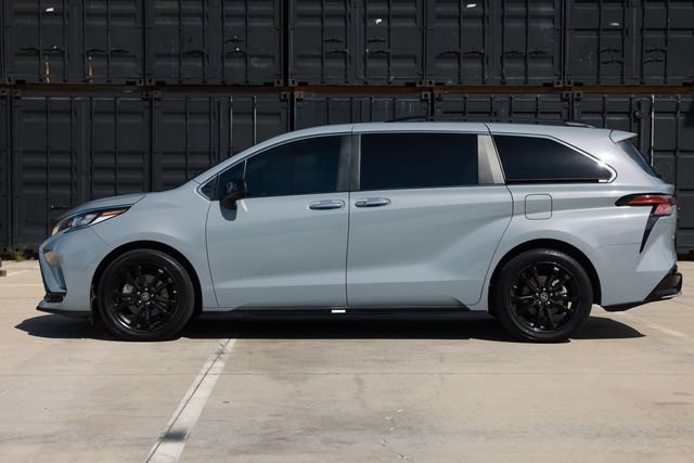 Used 2023 Toyota Sienna XSE FWD image 4