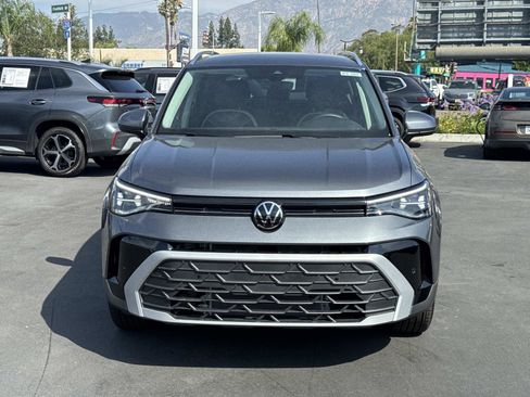 New 2026 Volkswagen Taos SE image 2