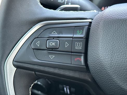 Used 2025 Jeep Grand Cherokee Altitude image 10